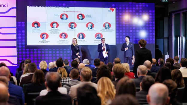 Kongres otworzyła Dominika Niewiadomska-Siniecka, członek zarządu GPW, Bartosz Skwarczak, chairman i founder G2A Capital Group, oraz Zbigniew Jagiełło, menedżer, strateg, współprzewodniczący rady programowej III Kongresu Biznes Polska Świat.