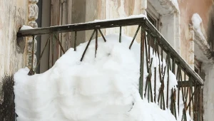 W chłodne dni trzymasz jedzenie na balkonie? Uważaj, możesz to przypłacić zdrowiem