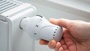 Przestaw grzejnik z 5 na 3. Zmniejszysz rachunki, a w domu będzie ciepło
