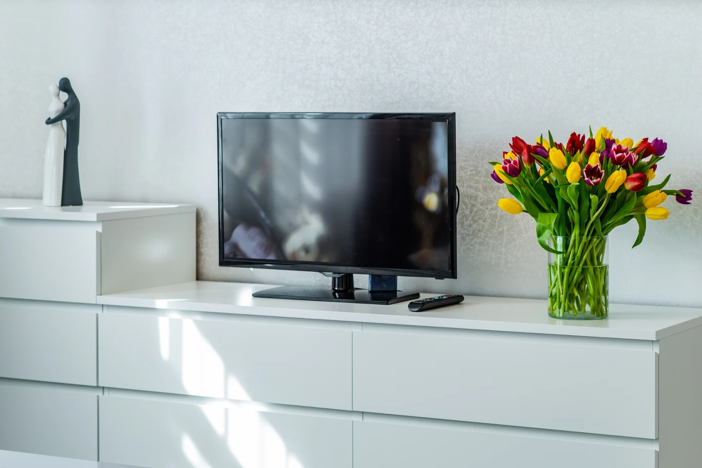 Telewizor ustawiony na przeciwko okna to zły pomysł. Odbijające się w nim światło dzienne szybciej męczy wzrok i odbiera przyjemność z oglądania Telewizor ustawiony na przeciwko okna to zły pomysł. Odbijające się w nim światło dzienne szybciej męczy wzrok i odbiera przyjemność z oglądania