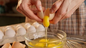 Czy czerwona plamka w jajku jest jadalna? Wiele osób wciąż tego nie wie