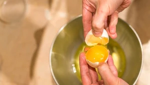 Czerwone plamki w jajkach zdarzają się sporadycznie. Czy mogą one świadczyć o chorobie kury?