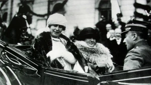 Wizyta króla Rumunii Ferdynanda I w Polsce, 1923 W powozie Żona Ferdynanda Maria (z lewej) i żona prezydenta RP Maria Wojciechowska (po prawej)