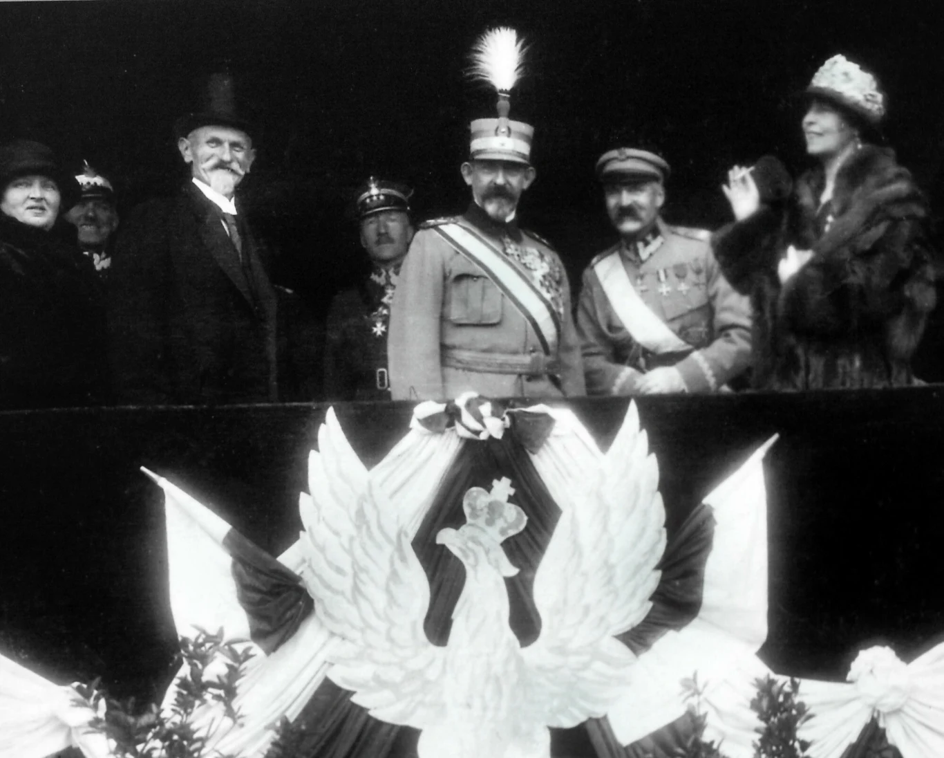 Wizyta rumuńskiej pary królewskiej na Polach Mokotowskich, Warszawa, na zdjęciu stoją od lewej; Maria Wojciechowska i prezydent RP Stanisław Wojciechowski , król Rumunii Ferdynand I, marszałek Józef Piłsudski oraz królowa Maria