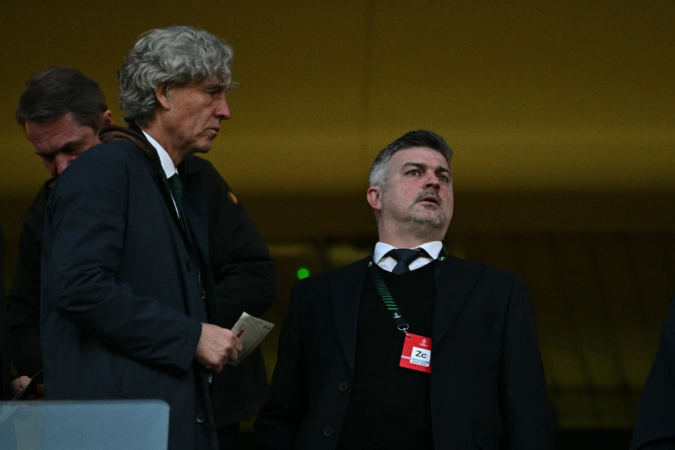 Władze Legii powierzyły prowadzenie drużyny Inaki Astizowi. Na razie Hiszpan zdobywa średnio 0,33 punktu na mecz Dwóch mężczyzn w garniturach rozmawia ze sobą na tle jasnej ściany, jeden z nich ma na szyi identyfikator, obaj sprawiają wrażenie skupionych i zaangażowanych w rozmowę.