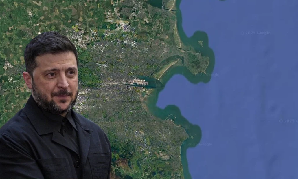 Podczas lądowania samolotu z Wołodymyrem Zełenskim na pokładzie, niespełna 40 km dalej zaobserwowano statek "floty cieni" Mężczyzna ubrany w ciemną marynarkę stoi na tle zdjęcia satelitarnego wybrzeża i dużej powierzchni wodnej.