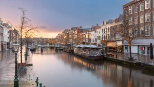 Pływający jarmark bożonarodzeniowy w Lejdzie. Atrakcje na wodzie