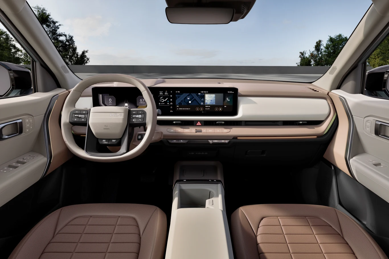 Kia obiecuje bardzo bogate wyposażenie, kojarzone z modelami segmentu premium Nowoczesna deska rozdzielcza samochodu elektrycznego z dużym wyświetlaczem multimedialnym, cyfrowym zestawem wskaźników i dwukolorowymi skórzanymi fotelami.