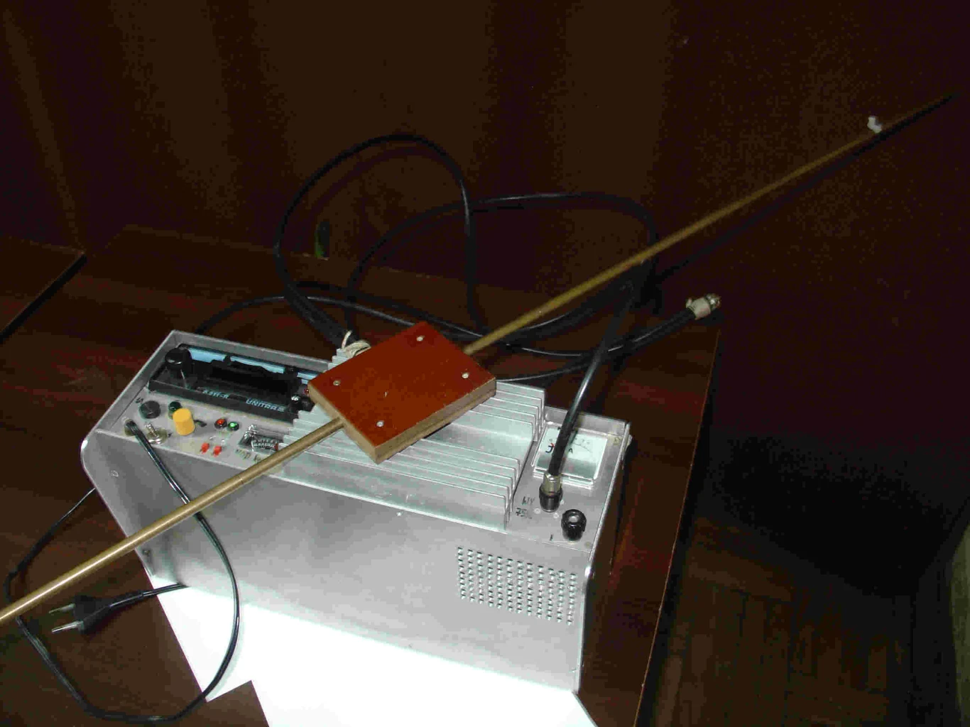 Berta - jeden z nadajników używanych przez pirackie radiostacje w Warszawie podczas stanu wojennego. To one stały się symbolem oporu wobec władzy Metalowa skrzynka z przyłączonym przewodem, widoczny długi metalowy pręt przymocowany do płytki, złącza i wyłącznik z boku obudowy, całośćułożona na stole.