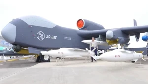 Potężny dron-matka wzbił się w powietrze. Może wypuszczać całe roje