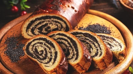 Jak piec makowiec, żeby nie pękał? Sprawdzony przepis w tym pomoże