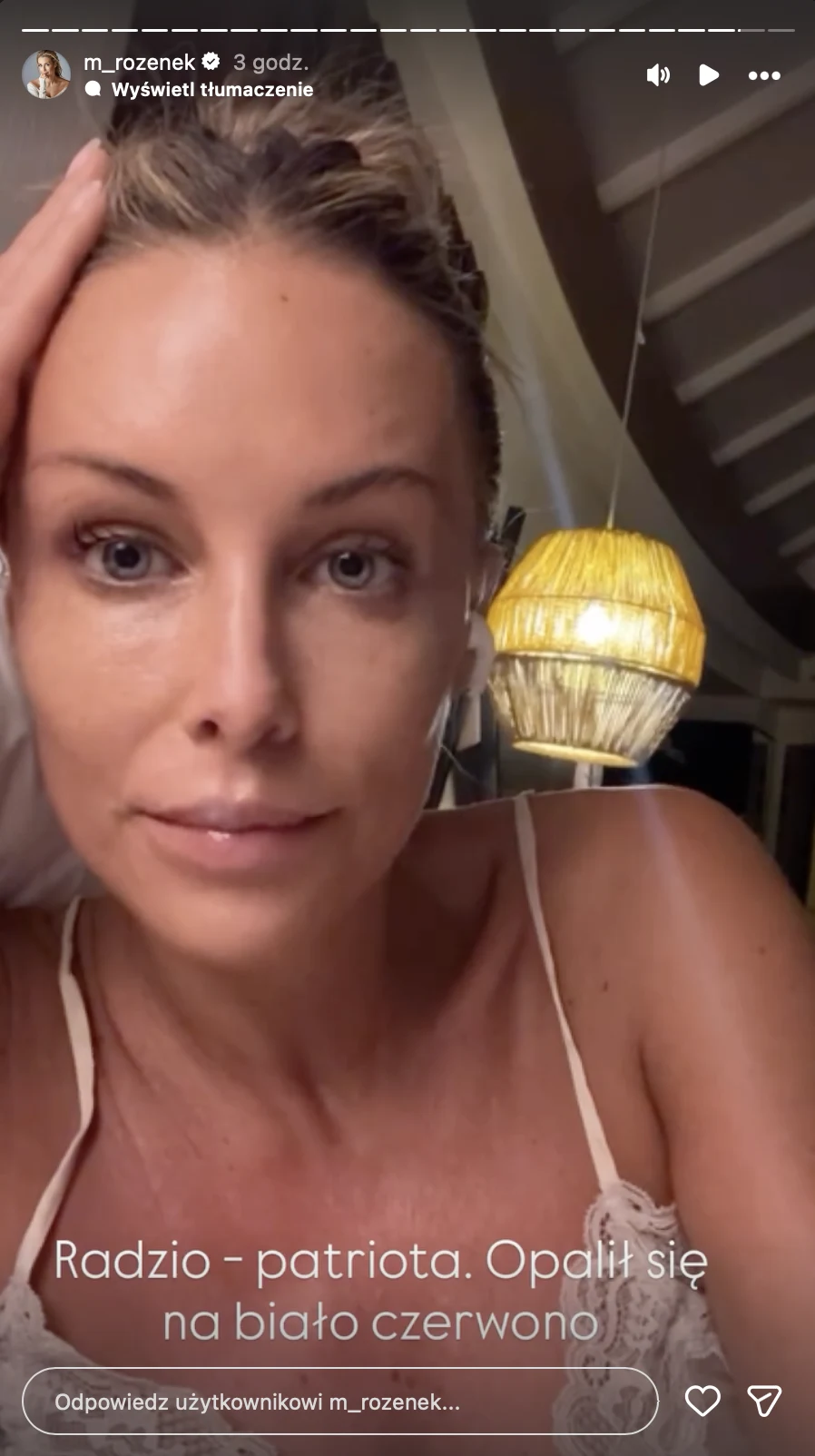 Małgorzata Rozenek-Majdan straciła cierpliwość do Radosława Kobieta z jasnymi włosami w białym topie siedzi w pomieszczeniu, oparta o rękę, w tle widoczna lampa wisząca.