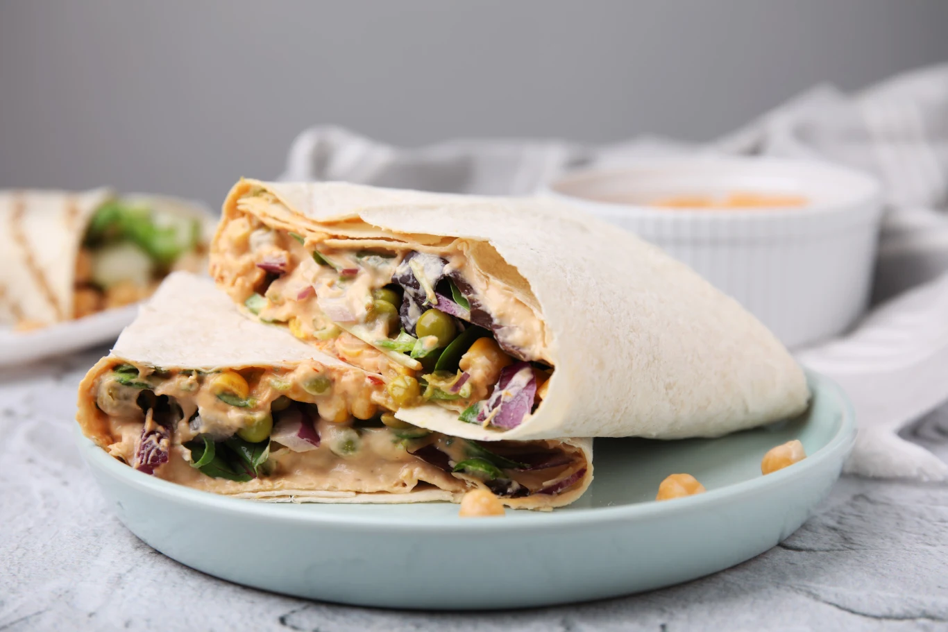 Co zrobić z resztkami ze świąt? Sałatkę jarzynową potraktuj jako część farszu do tortilli Co zrobić z resztkami ze świąt? Sałatkę jarzynową potraktuj jako część farszu do tortilli