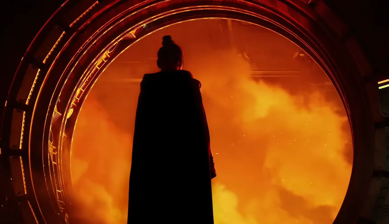 Star Wars: Fate of the Old Republic Sylwetka osoby stojącej w ciemności na tle okrągłego portalu rozświetlonego przez intensywnie pomarańczowe płomienie lub światło, tworzącego futurystyczną i tajemniczą atmosferę.