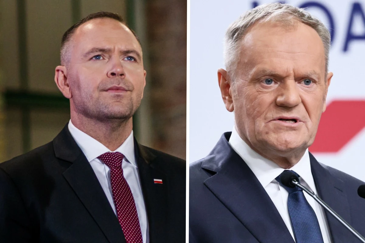 Karol Nawrocki, Donald Tusk Dwóch elegancko ubranych mężczyzn w garniturach, po lewej mężczyzna z krótkimi włosami i lekko widocznym zarostem, po prawej starszy mężczyzna o siwych włosach mówiący do mikrofonu.