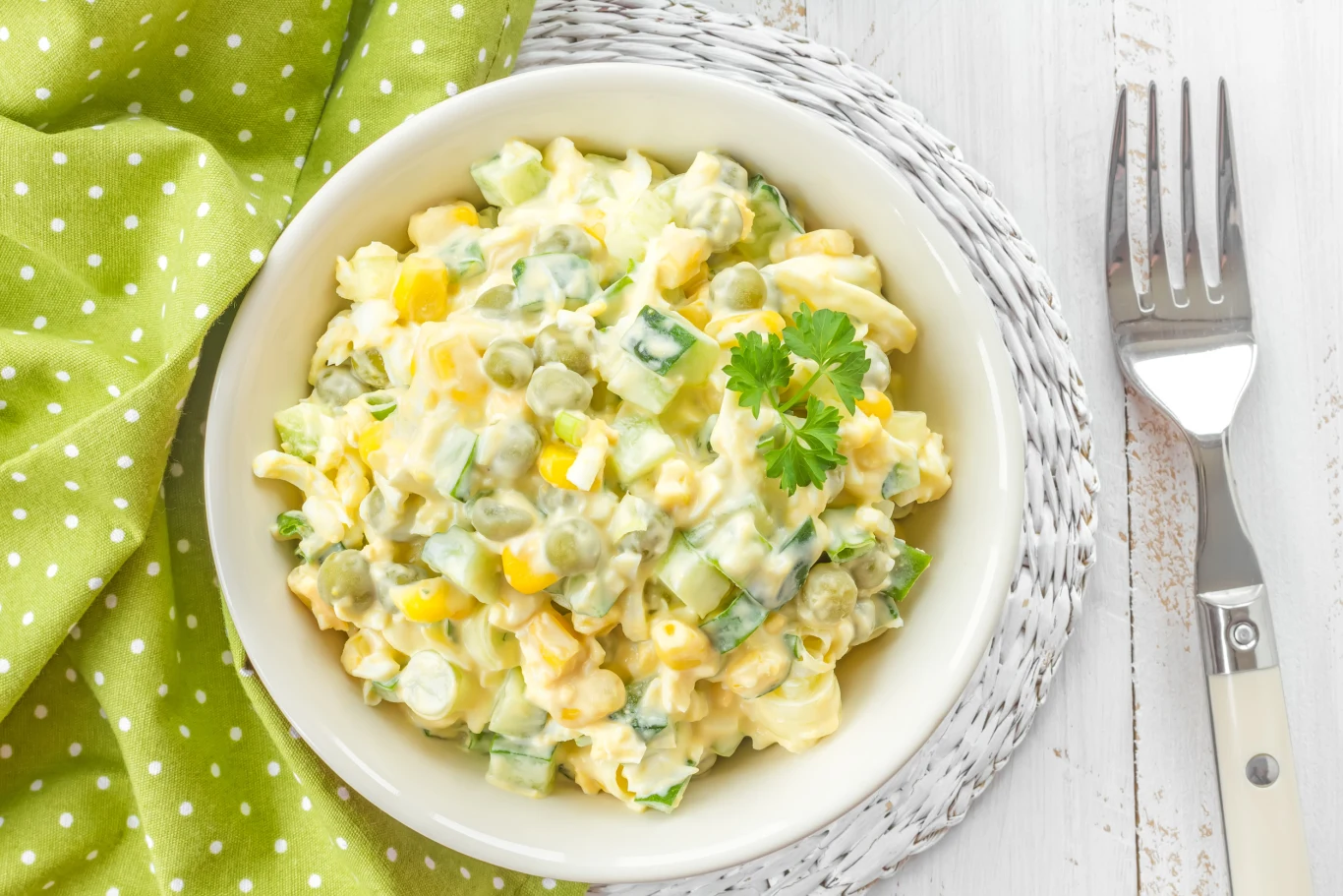 Sałatka porowa to kultowa przekąska z PRL-u