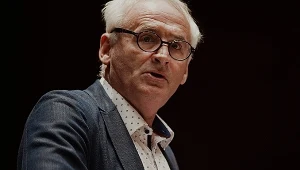 Dębski już nie czeka na rozwód? Kompozytor przyłapany na czułych gestach 