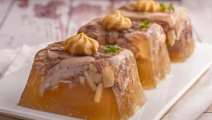 Sałatki i zakąski z czasów PRL. Gotowe menu na sylwestra w stylu retro