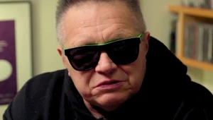 Muniek Staszczyk w ciemnych okularach i czarnej bluzie