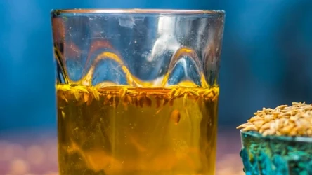 Woda jeera to napój pochodzący z ajurwedy. Wspiera trawienie i odchudzanie