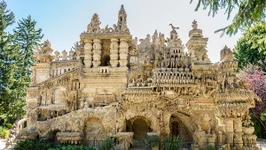 Dzieło skromnego listonosza zadziwia. Okazały pałac wygląda jak z bajki