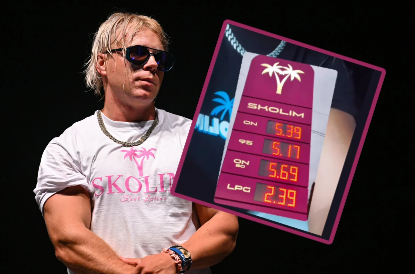 Najtańsza benzyna w Polsce? Skolim ustawia nowe świąteczne ceny. Mężczyzna w okularach przeciwsłonecznych i jasnej koszulce z napisem Skolim, stojący na tle czarnego tła. Obok widoczna plansza z nazwą Skolim i aktualnymi cenami paliw.
