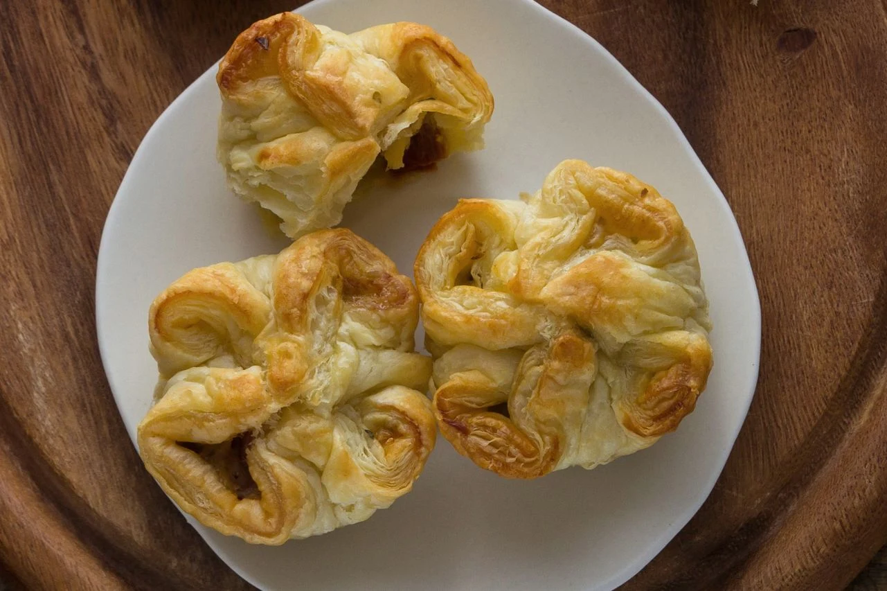 Do sakiewek z ciasta francuskiego możesz włożyć wszystko, co zalega ci w lodówce