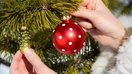 Zepsuty sznurek od bombki wcale nie wyklucza jej zawieszenia na choince. Co zrobić, by bez trudu umieścić ją na świątecznym drzewku?