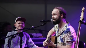 Stara Rzeka „Wynoś się z mojego domu”: Słuchaczu, czy Ci „niezal”?