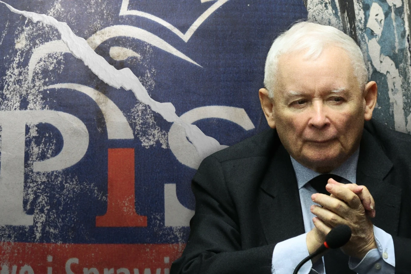 Czy PiS faktycznie umiera? Na zdjęciu prezes partii Jarosław Kaczyński Starszy mężczyzna w garniturze siedzi przed mikrofonem, w tle plakat z dużym napisem PiS i elementami graficznymi w kolorach niebieskim, białym oraz czerwonym.