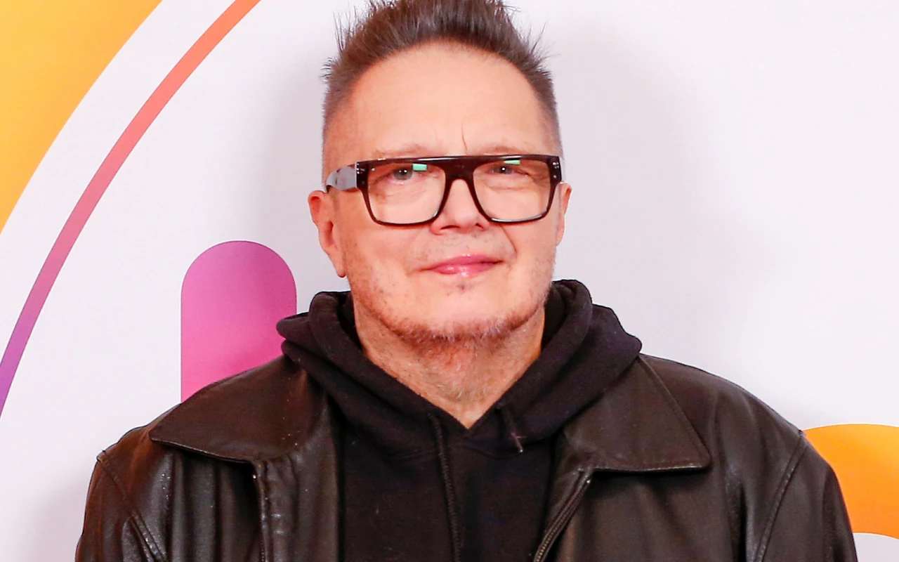 Muniek Staszczyk w okularach i czarnej bluzie