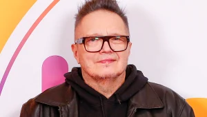 Muniek Staszczyk w okularach i czarnej bluzie