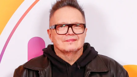 Muniek Staszczyk w okularach i czarnej bluzie