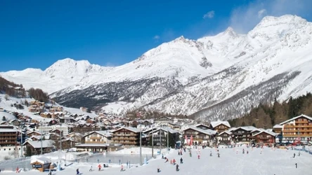 Urocza szwajcarska miejscowość przyciąga fanów George'a Michaela. Tam właśnie nakręcono kultowy teledysk