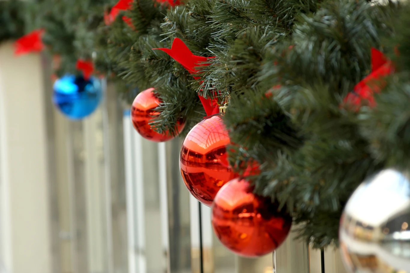 Bombki choinkowe można zawieszać na drucikach, żyłkach i ozdobnych tasiemkach. Delikatne nici wcale nie są potrzebne. 