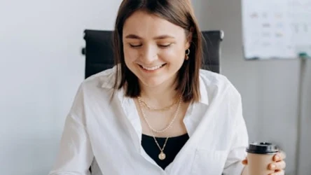 Biżuteria przy twarzy działa jak ramka dla obrazu