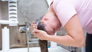 Myjesz tak włosy? Fizjoterapeutka zdradziła trik, za który podziękują plecy