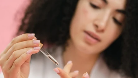 Olej z pestek malin to lekki, roślinny kosmetyk, który świetnie sprawdza się jako baza domowego serum przeciwzmarszczkowego