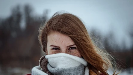Długotrwała ekspozycja na smog osłabia naturalną barierę ochronną, przez co do wnętrza organizmu łatwiej przenikają patogeny i toksyny