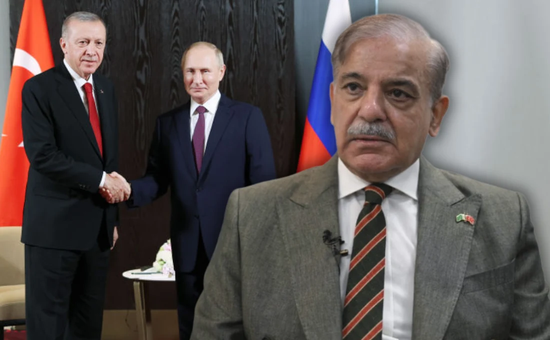 Turkmenistan. Premier Pakistanu Shehbaz Sharif zakłócił rozmowę Władimira Putina z Recepem Tayyipem Erdoganem Dwóch polityków ściskających sobie dłonie na tle flag Turcji i Rosji, na pierwszym planie zamyślony mężczyzna ubrany w garnitur z krawatem, przypinka z flagą państwową.