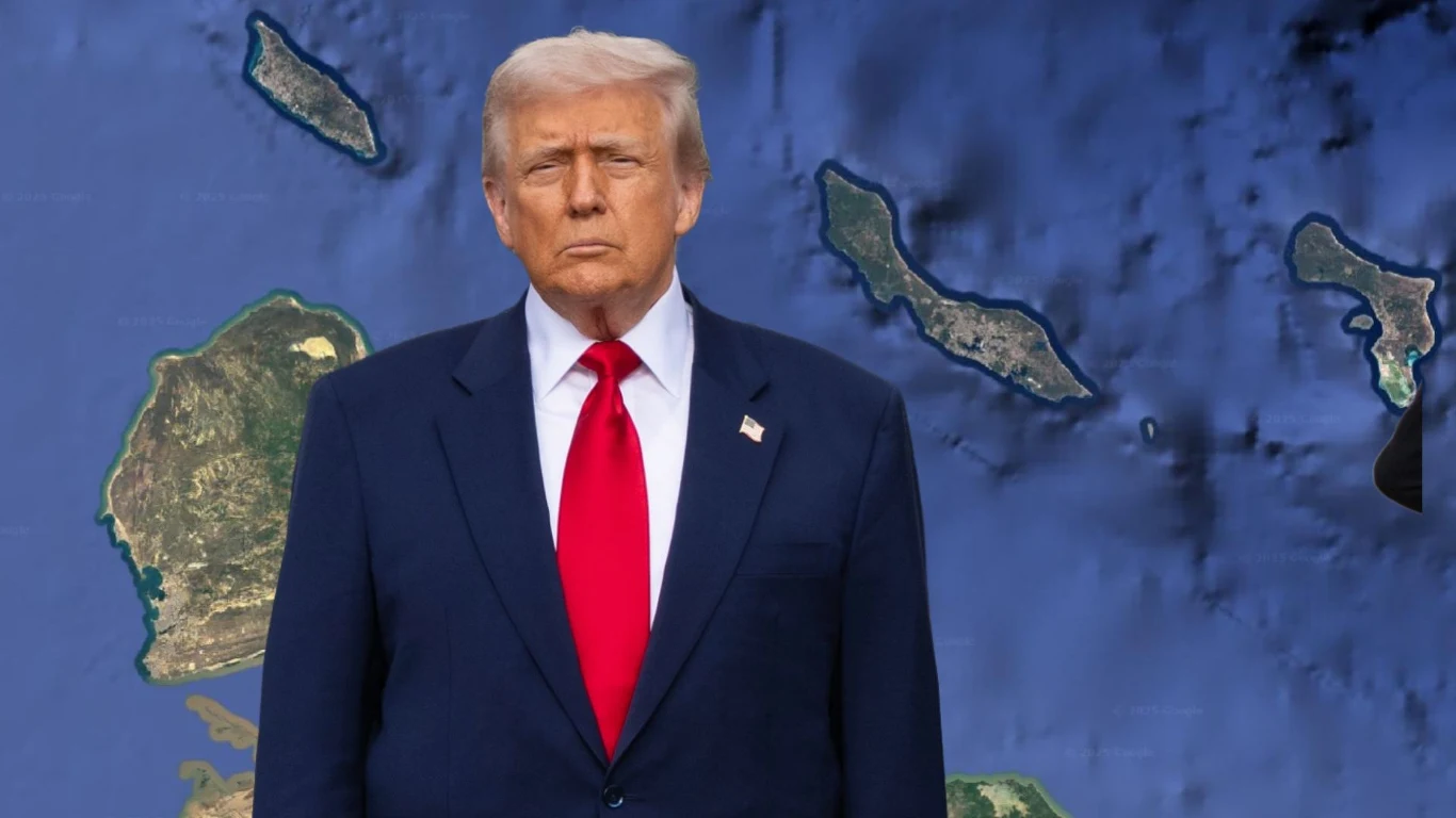 Boją się kolejnych ruchów Trumpa. Trzy popularne wyspy zagrożone (zdj. ilustracyjne) Mężczyzna w garniturze z czerwoną krawatą stoi na tle mapy przedstawiającej fragment oceanu oraz wyspy.