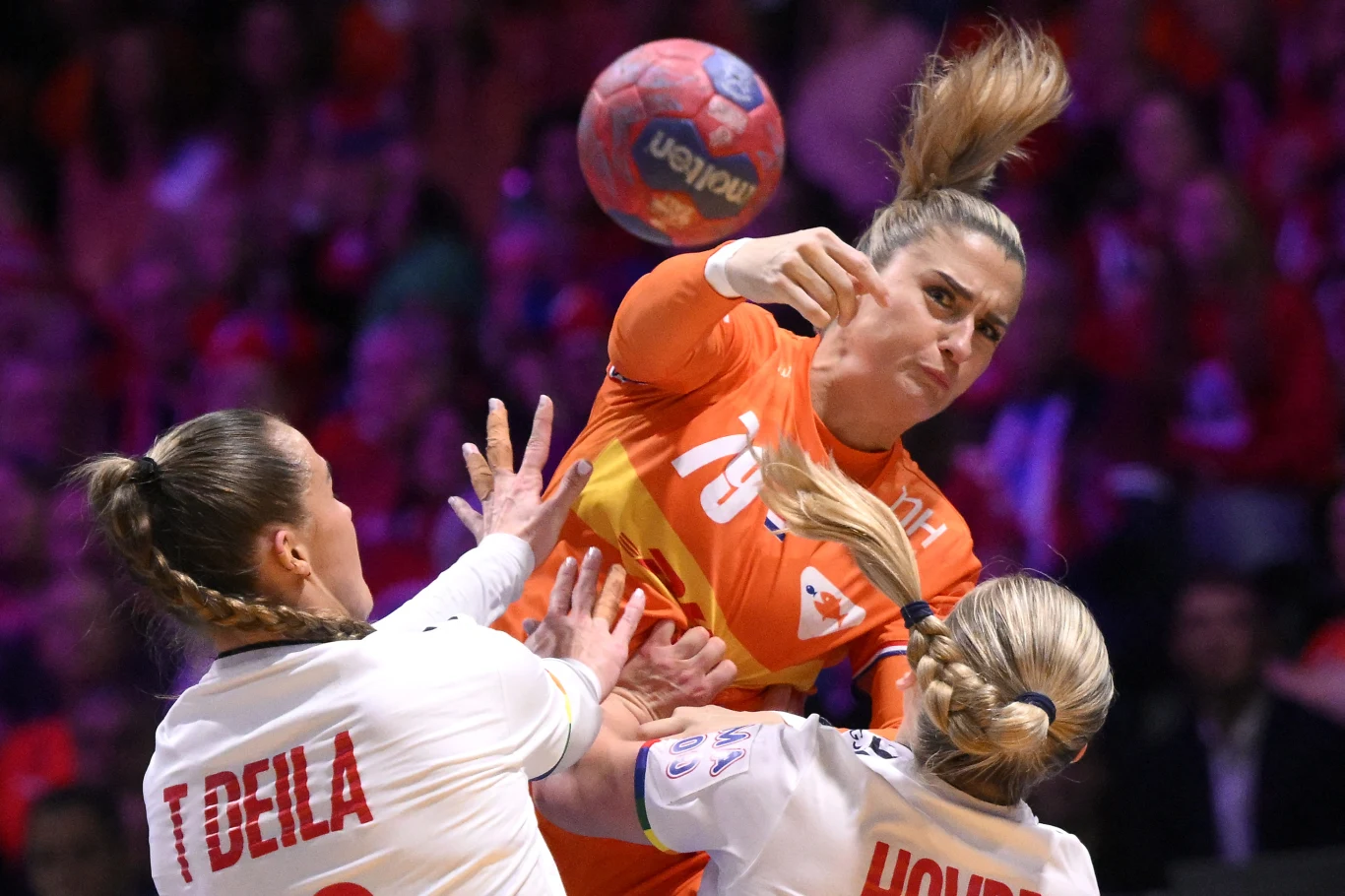 Cisza w hali w Rotterdamie jak po polskim meczu z Austrią. Mistrzynię olimpijskie rozgromiły gospodynie