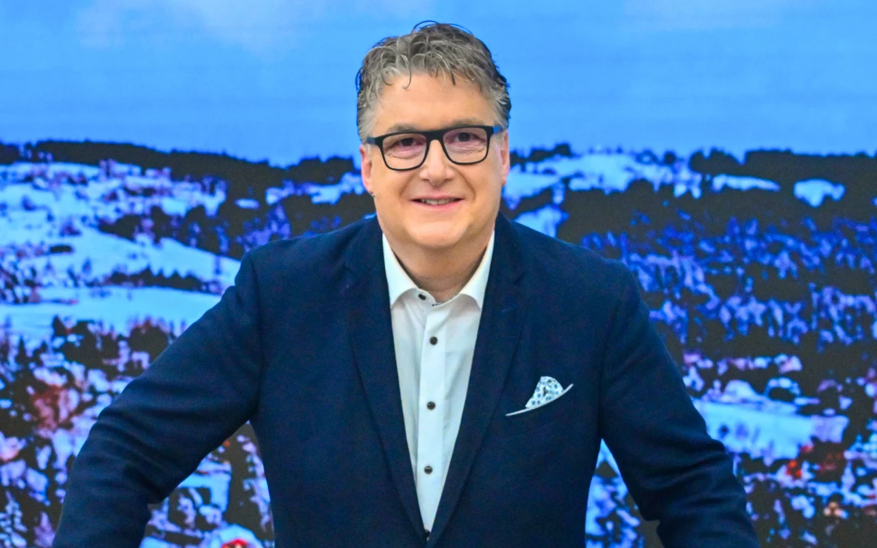 Emiliano Castagna w granatowym garniturze i jasnej koszuli