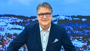 Emiliano Castagna w granatowym garniturze i jasnej koszuli