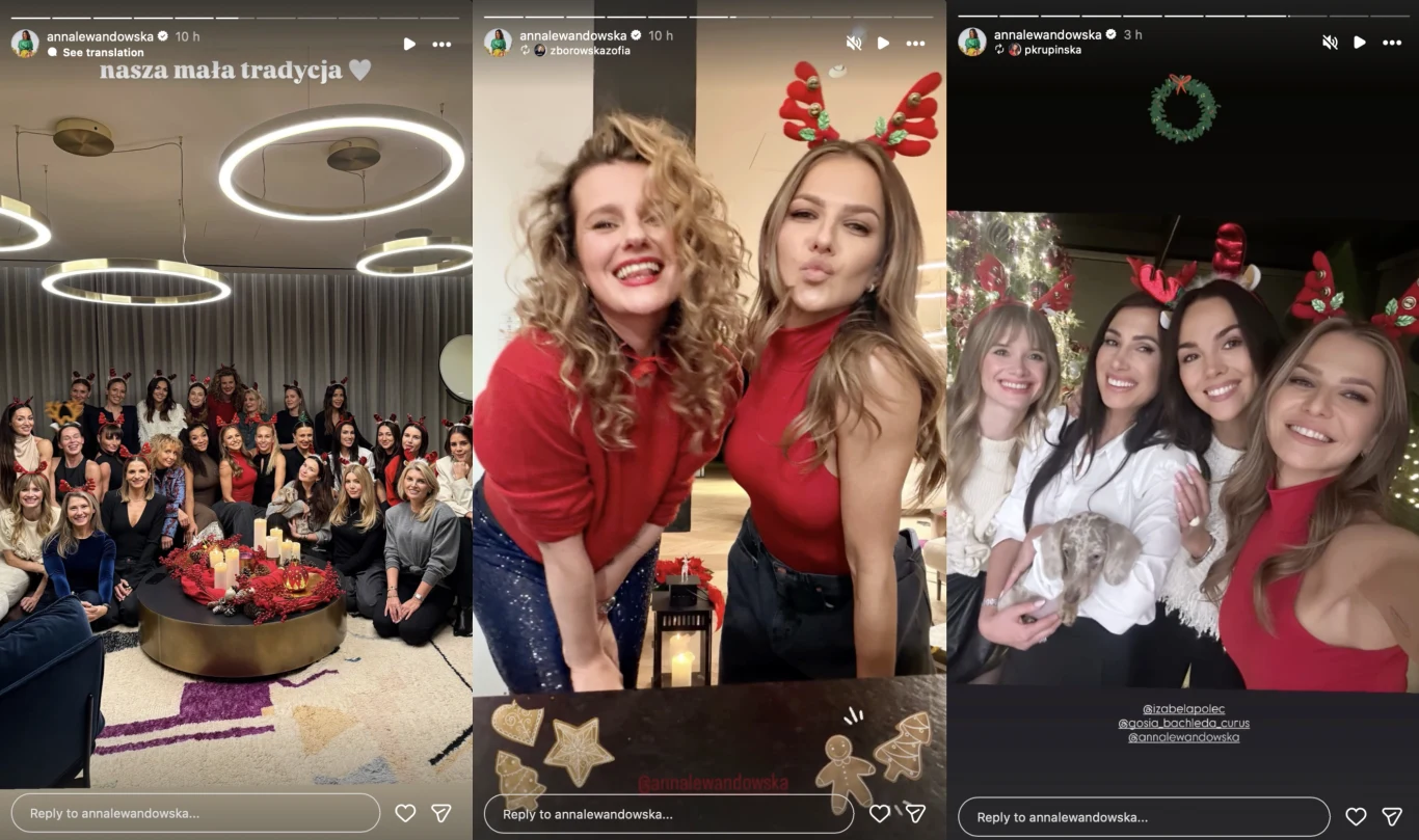 Anna Lewandowska zorganizowała pieczenie pierniczków z przyjaciółkami Grupa kobiet świętujących razem, ubrane w świąteczne stroje i rogowe opaski, stoją przy udekorowanej choince, tworząc radosną atmosferę bożonarodzeniową.