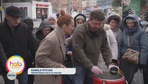 Sąsiedzka pomoc na ulicach Poznania. Marcin Staniewski rozdaje jedzenie potrzebującym