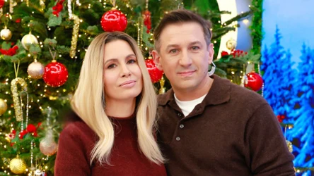 Agnieszka Hyży i Maciej Rock w brązowych swetrach na tle choinki