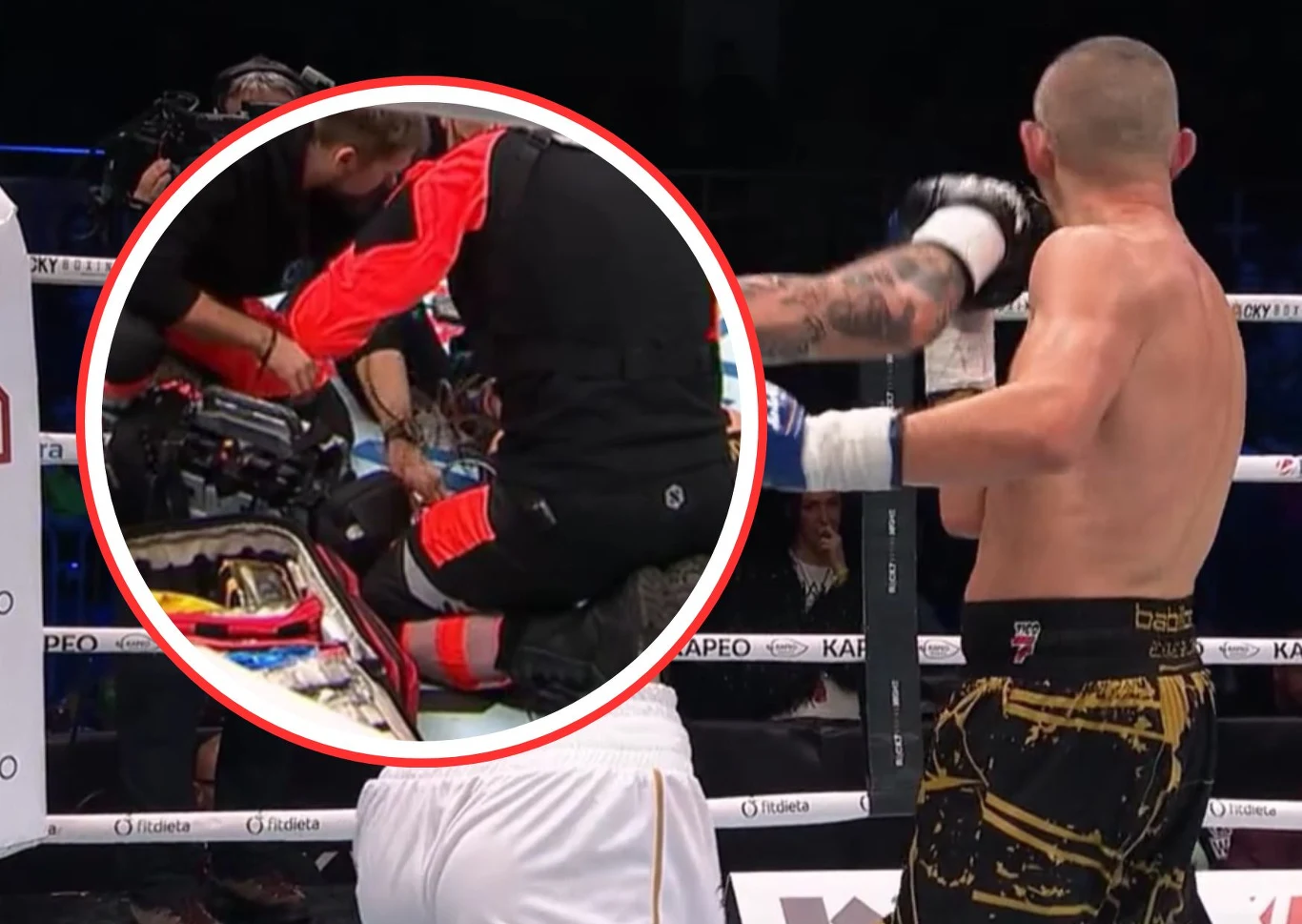 Rafał Dudek zaliczył bardzo ciężki nokaut. Na szczęście, po kilku minutach, stanął o własnych siłach Bokser stojący w ringu z odsłoniętymi plecami, z boku wyraźnie zaznaczony fragment interwencji ratowników medycznych udzielających pomocy poszkodowanemu zawodnikowi, obok wyraźny sprzęt medyczny.