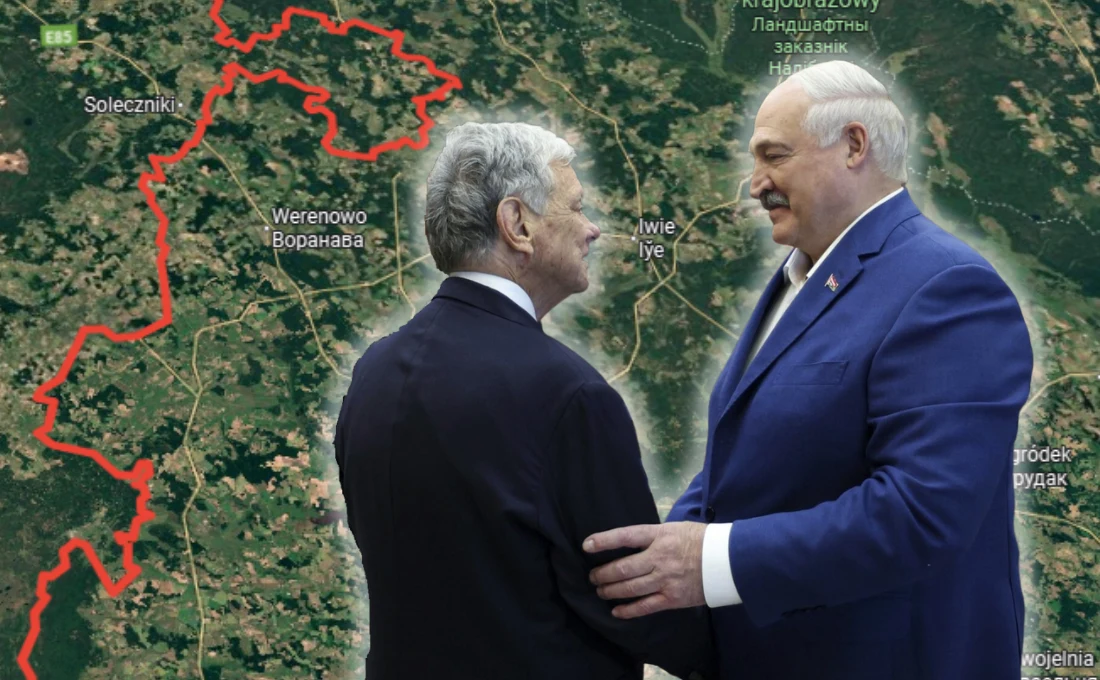 Wysłannik Donalda Trumpa ogłasza, że Białoruś zgodziła się rozwiązać problem balonów posyłanych nad Litwę Dwóch mężczyzn w garniturach podaje sobie ręce na tle powiększonego fragmentu mapy z wyraźnie zaznaczoną czerwoną linią graniczną; mapa obejmuje miejscowości na pograniczu polsko-białoruskim.