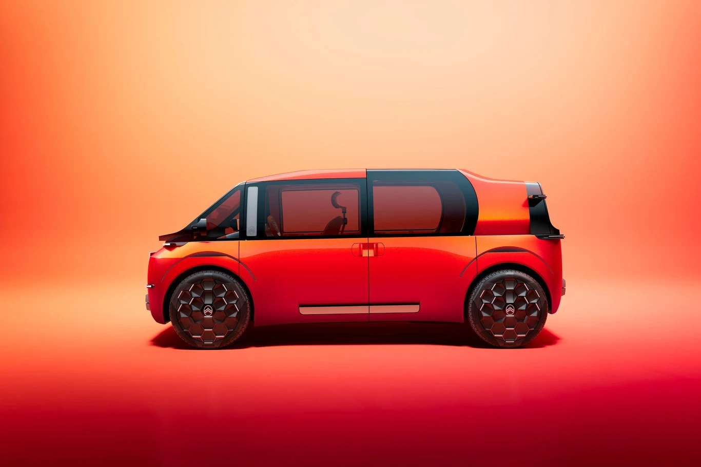 Citroen ELO ma być samochodem zarówno do miasta, jak i poza obszar zabudowany Nowoczesny, kompaktowy samochód o opływowych kształtach w intensywnym, czerwonym kolorze, ustawiony bokiem na jednolitym, pomarańczowo-czerwonym tle, z dużymi kołami i przyciemnianymi szybami.